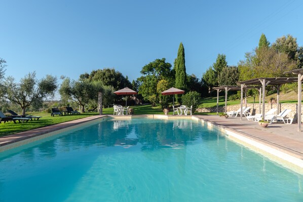 Outdoor pool - Apt Cedro in period farmhouse with large park and beautiful shared swimming pool (Badia)