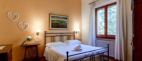 1 slaapkamer, een strijkplank/strijkijzer, reisbedje, gratis wifi