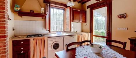 Kjøleskap, mikrobølgeovn, oppvaskmaskin og kjøkkenutstyr