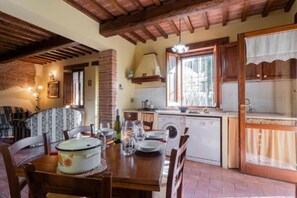 Fridge, microwave, dishwasher, cookware/dishes/utensils - La Cascina (Badia)