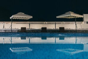 Outdoor pool - Serenity Hill Resort Near - 2Km Fateh Sagar Lake Udaipur (Udaipur)
