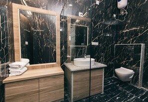 Shower, free toiletries, hair dryer, towels - Serenity Hill Resort Near - 2Km Fateh Sagar Lake Udaipur (Udaipur)