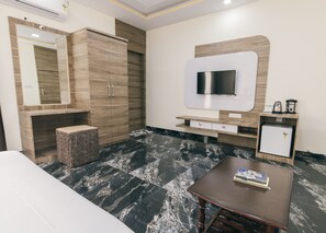 Mountain View Premier Room With Private Balcony | Bộ đồ giường cao cấp, minibar, bàn, giường gấp/giường phụ (phụ phí) 