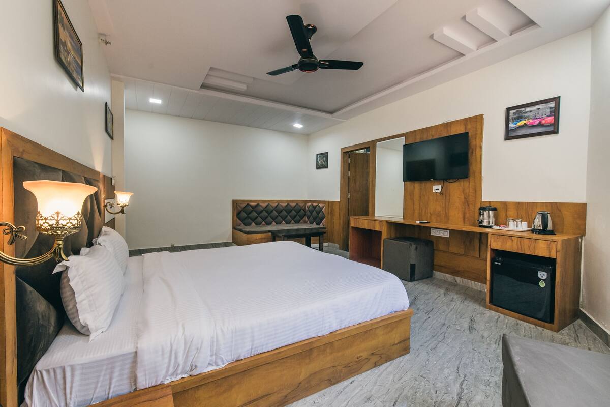 Camera Premier | 1 camera, biancheria da letto di alta qualità, minibar, una scrivania
