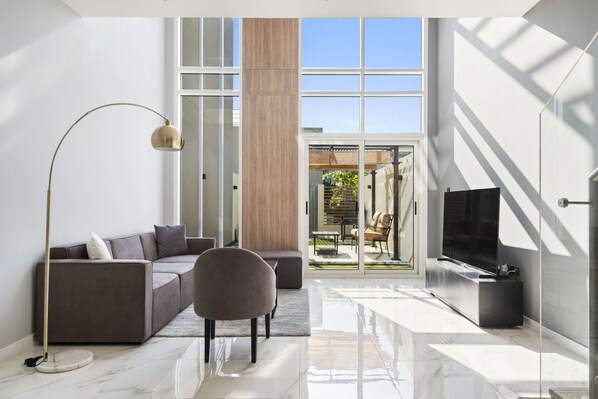 Smart TV - Perfect 2BR Villa Rukan (Dubai)