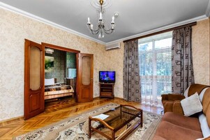 2 slaapkamers, een bureau, een strijkplank/strijkijzer, gratis wifi
