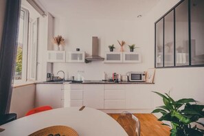 Refrigerador, microondas, parrilla de estufa y cafetera y tetera