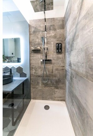 Dusche, Haartrockner, Handtücher, Seife