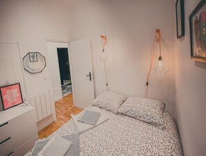 2 chambres, fer et planche à repasser, lit de bébé portatif