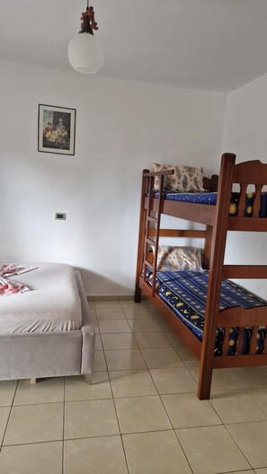 1 slaapkamer, een strijkplank/strijkijzer, wifi, beddengoed