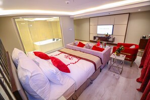 Panoramic Suite | Egyptian cotton sheets, premium bedding, down comforters, minibar