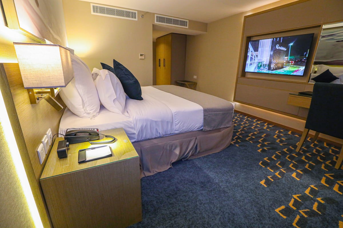 1 bedroom, Egyptian cotton sheets, premium bedding, down duvets