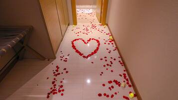Panoramic Suite | Bathroom | Shower, hair dryer, bathrobes, slippers