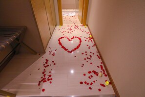 Panoramic Suite | Bathroom | Shower, hair dryer, bathrobes, slippers - Cheerful Al Waha Unayzah Hotel (Unaizah)