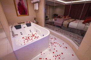 Panoramic Suite | Private spa tub