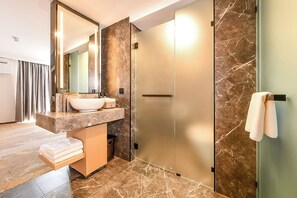 Douche, douche à « effet pluie », sèche-cheveux, peignoirs