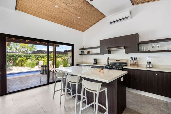 Fridge, oven, stovetop, dishwasher