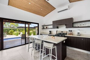 Fridge, oven, stovetop, dishwasher