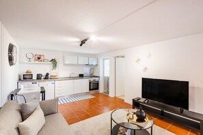 Frigobar, microondas, horno, placa de cocina