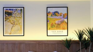 Dos cuadros enmarcados de Van Gogh en una pared.
