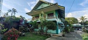 Vista frontal de la propiedad