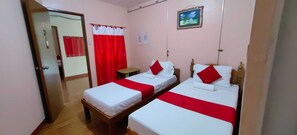 Desk, free WiFi, bed sheets - OYO 1038 WILLIAM HEARTS PENSION (Puerto Princesa)