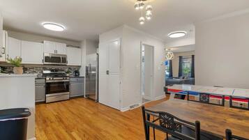 Kylskåp, mikrovågsugn, ugn och spishäll