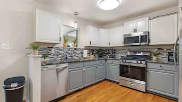 Frigorífic, microones, forn i placa de cuina