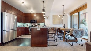 冷蔵庫、電子レンジ、オーブン、コンロ