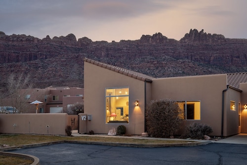Moab Retreat | Near Arches & Trails | Pool Hot Tub | Easy Parking