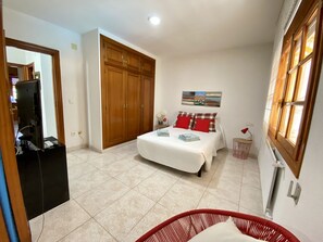 5 bedrooms, desk, soundproofing, iron/ironing board