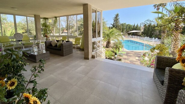 A covered outdoor area with a pool, seating, and plants. - Magnifica Villa 5 Bed La Font With Private Pool (Sant Joan d'Alacant)