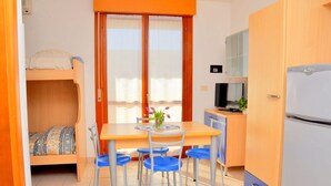 Studio, ban công, quang cảnh biển | Nội thất