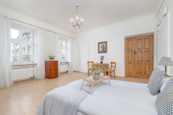 2 bedrooms, bed sheets - Picturesque Apartment Krakow by Renters (Kraków)