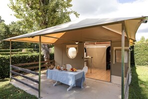 Outdoor dining - Lodge 2 chambres (Cublize)