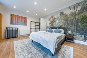 3 bedrooms, iron/ironing board, internet, bed sheets - West London Period Home (London)