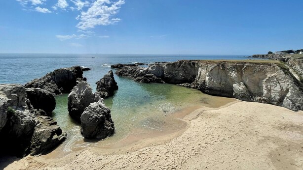 A coastal landscape with rocky formations, clear water, and a sandy beach. - L'écrin marin : Vue exceptionnelle sur l'Océan (Batz-sur-Mer)