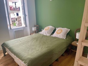 3 bedrooms, iron/ironing board, free WiFi