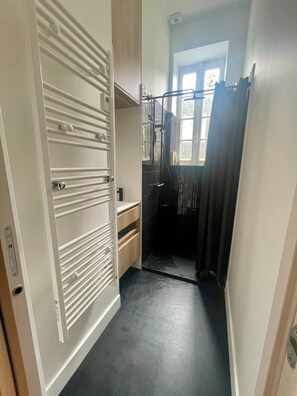 Douche, sèche-cheveux