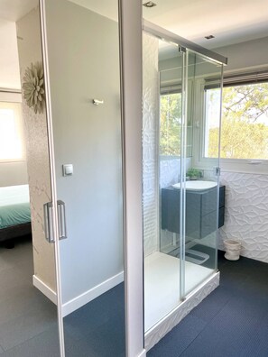2 quartos, ferros/tábuas de passar roupa