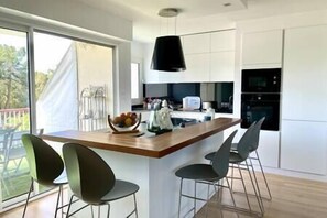 Kjøleskap, mikrobølgeovn, ovn og oppvaskmaskin