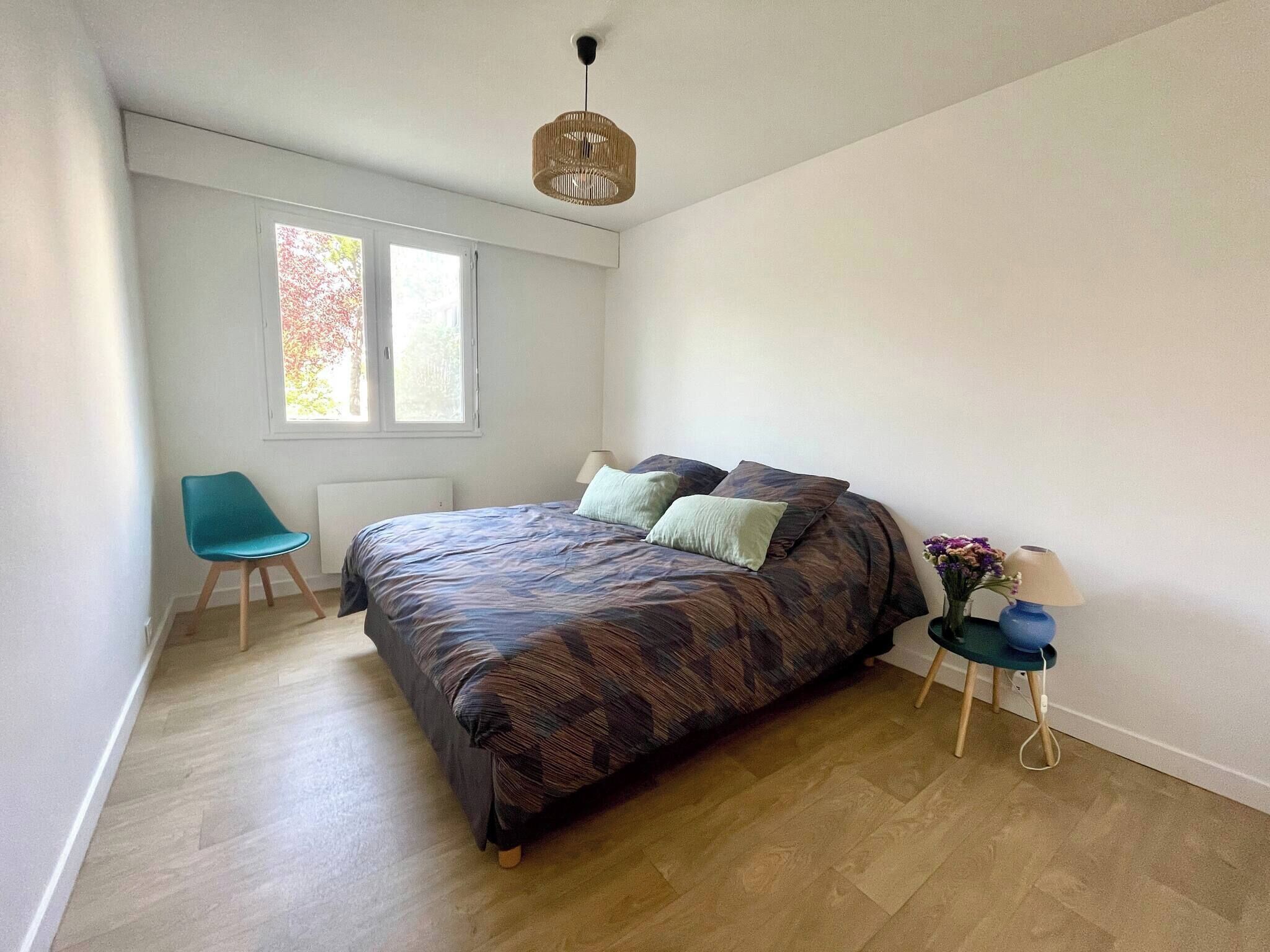 2 slaapkamers, een strijkplank/strijkijzer, reisbedje, gratis wifi