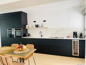 Kühlschrank, Mikrowelle, Ofen, Geschirrspüler