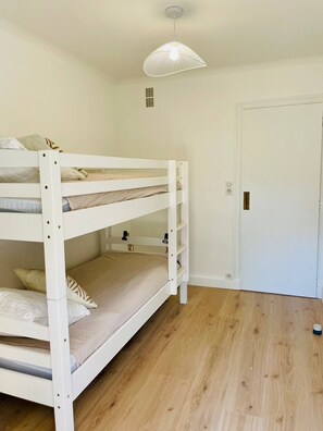 2 bedrooms, iron/ironing board, free WiFi