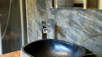 Dusche, Whirlpool, Haartrockner, Bidet