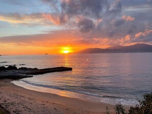 Chaises longues, serviettes de plage