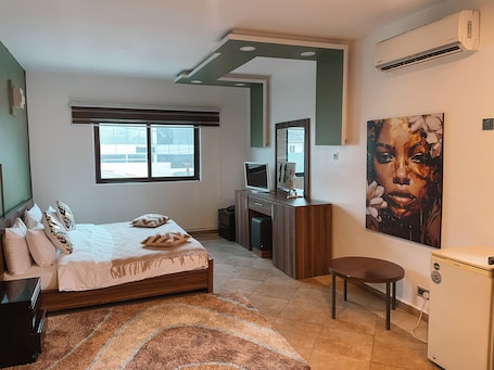 Executive Room | Desk, iron/ironing board, free WiFi. Sky Suites Osu