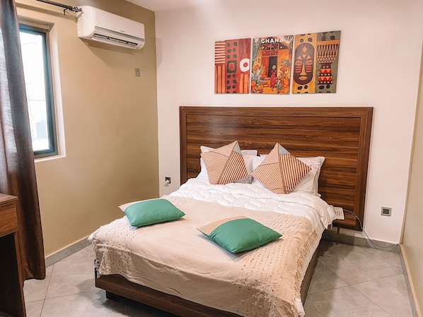 Exclusive Room | Desk, iron/ironing board, free WiFi - Sky Suites Osu (Accra)