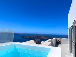 A clear blue sky, a swimming pool, and a view of the sea and land. - Villa DALI Leda - Private villa with jacuzzi and amazing view to the volcano (Fira)