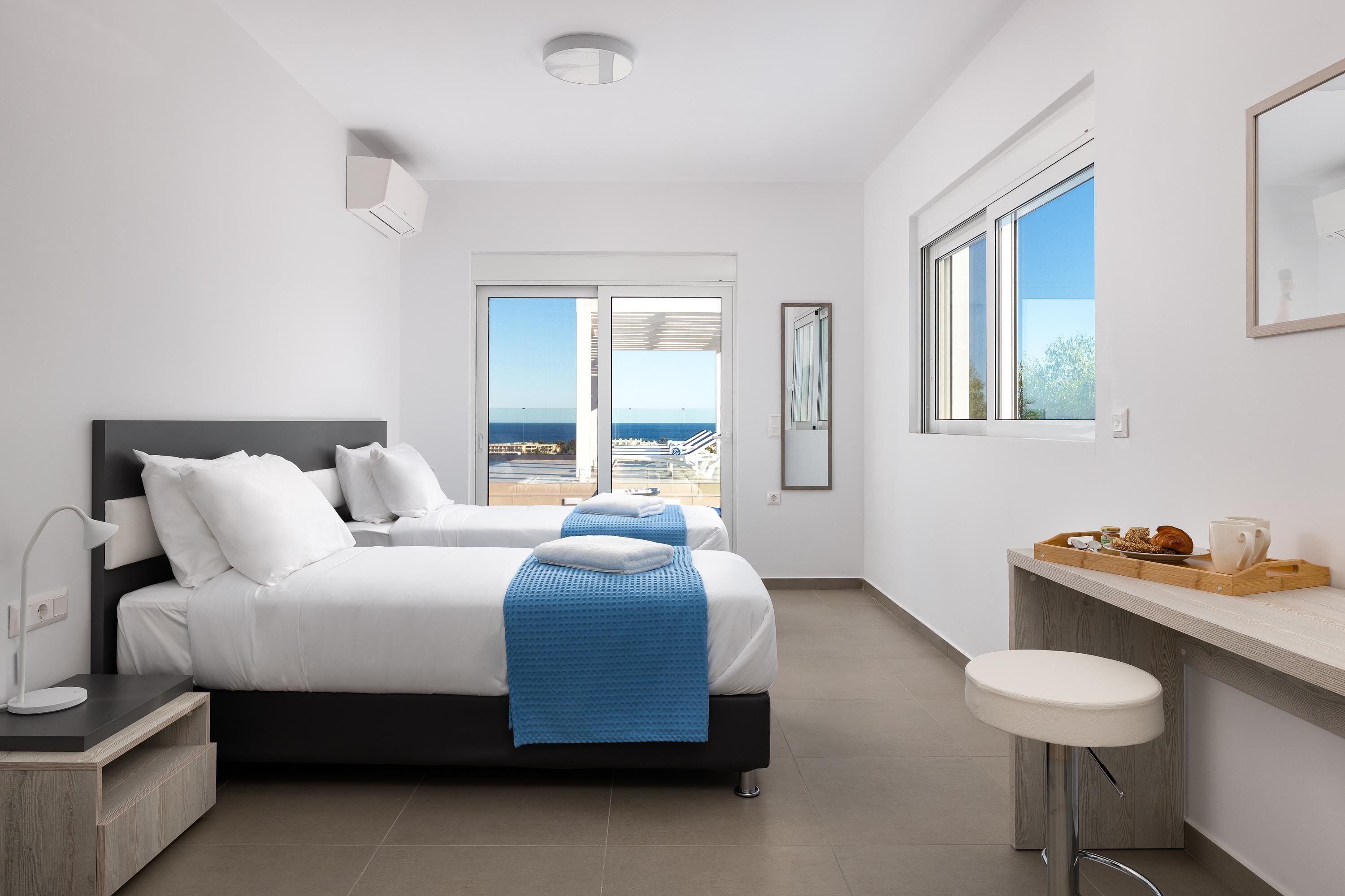 9 chambres, coffres-forts dans les chambres, fer et planche à repasser